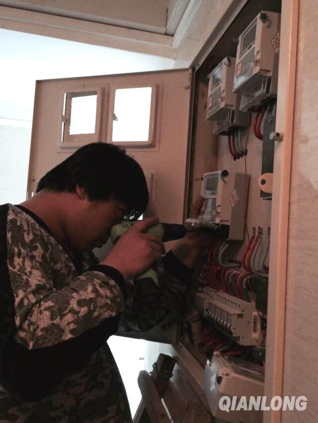 1月12日下午4點20分，施工人員趕到東方玫瑰社區對“烏龍電表”進行了更換。（千龍網記者 于振華 攝影）